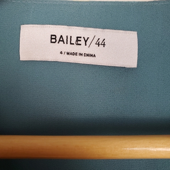 Bailey 44 Blue Floral Wrap Top. Size 4 - Picture 4 of 11